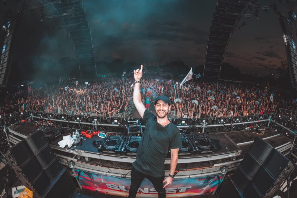 Jason Ross performing